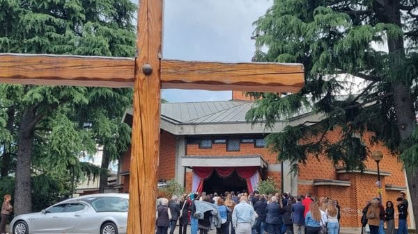 «Hai riempito di gioia le nostre giornate»: chiesa gremita per l’ultimo saluto a Giulio