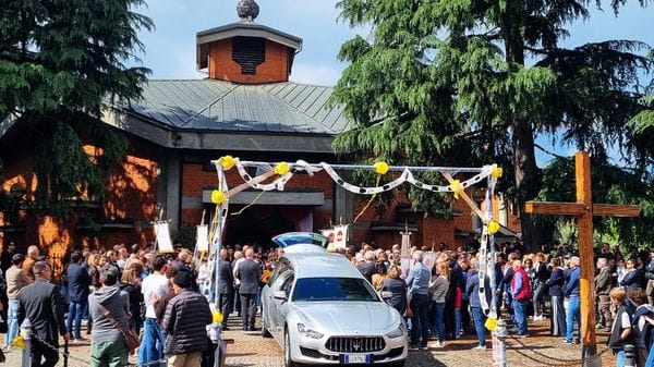 L’addio a Giulio, «piccolo angelo» «Riempiva di gioia le giornate»