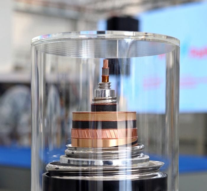 Materiale ibrido per l'energia del futuro, trasmette elettricità e idrogeno 