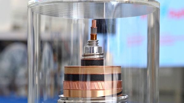 Materiale ibrido per l'energia del futuro, trasmette elettricità e idrogeno 