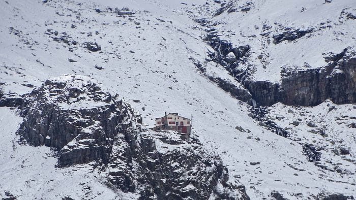 https://storage.ecodibergamo.it/media/photologue/2026/5/16/photos/cache/neve-sui-crinali-e-vento-forte-sulle-orobie-sembra-ancora-inverno-foto_ef506906-513e-11f1-8a17-05a528923769_1920_1080_v3_large_16_9.jpg