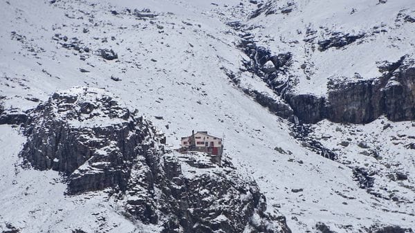 Neve sui crinali e vento forte: sulle Orobie sembra ancora inverno - Foto