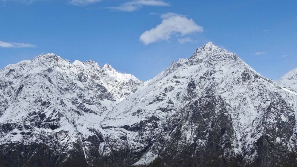 Neve sui crinali e vento forte: sulle Orobie sembra ancora inverno - Foto