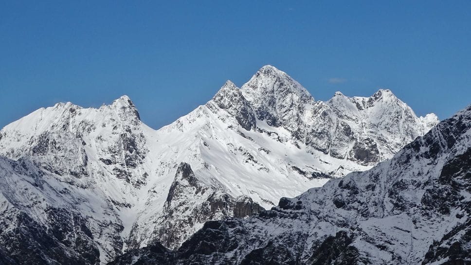 Neve sui crinali e vento forte: sulle Orobie sembra ancora inverno - Foto