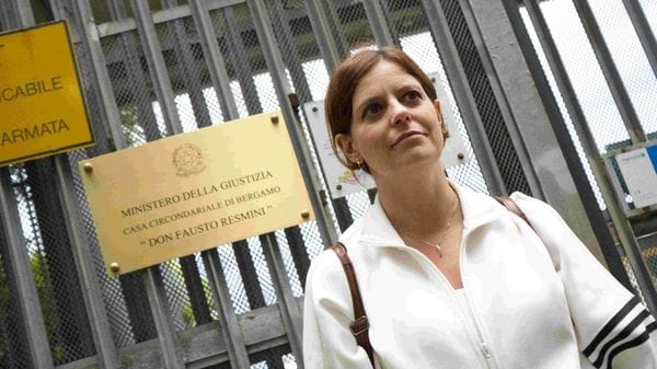 Salis in visita a sorpresa al carcere di Bergamo: «Sovraffollamento quasi al 200%»