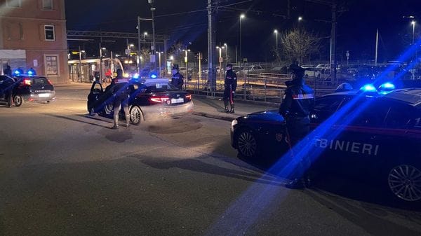 Schiaffi a due 14enni per gli iPhone. Tre sedicenni indagati per rapina