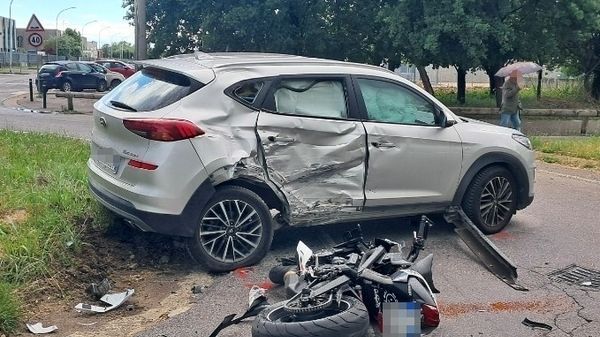 Scontro all’incrocio Giovane motociclista in prognosi riservata