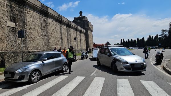 Scooter e auto fermi dopo l’incidente urtati da una Renault