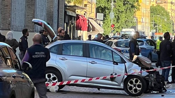 Travolge i pedoni in auto Fermato dai passanti
