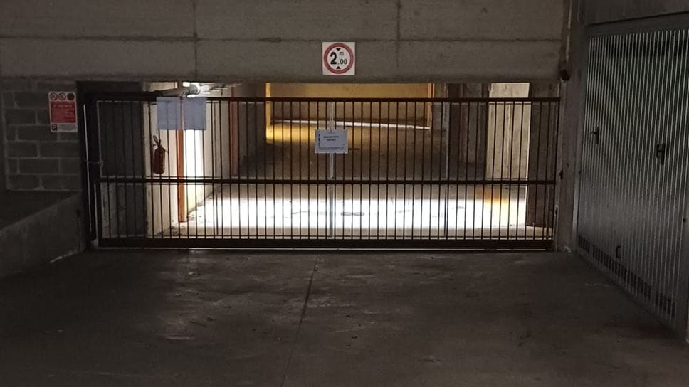 Villongo, intrusioni e tentato incendio nel parcheggio interrato: il Comune chiude la struttura