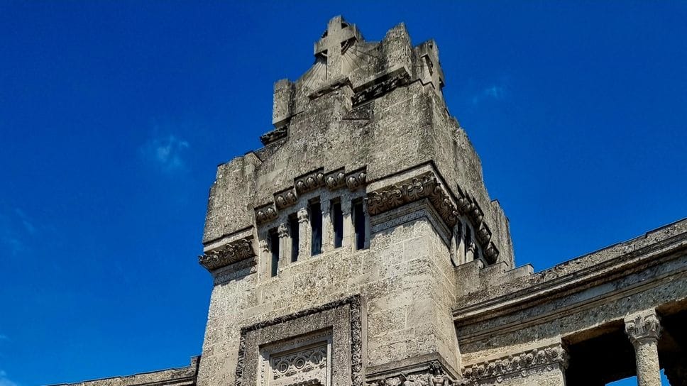 Al Monumentale si restaurano portali e cancellate del Famedio