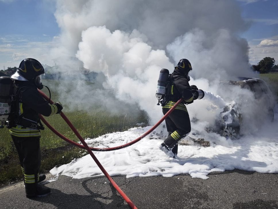Auto in fiamme sulla provinciale 142 a Pontirolo Nuovo: nessun ferito - Foto