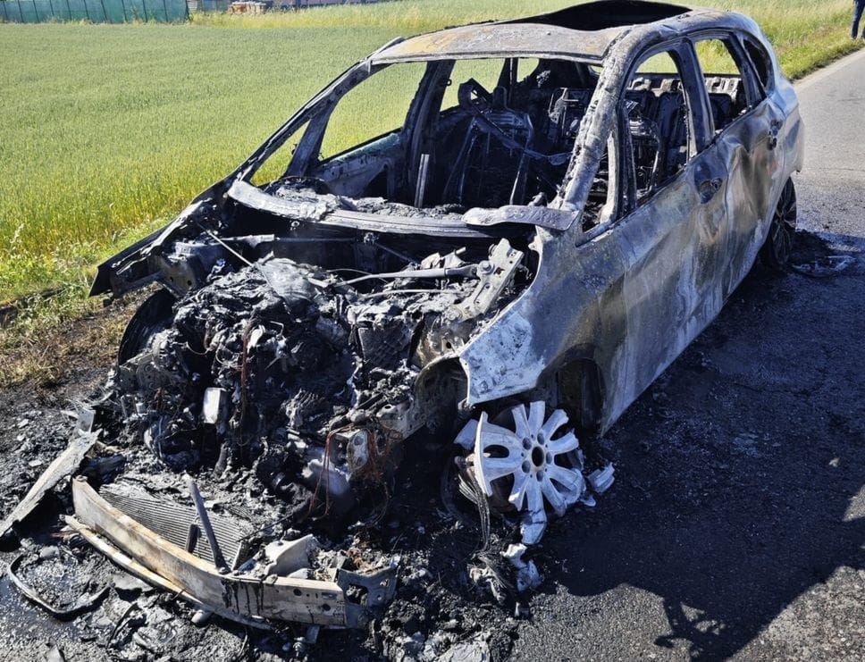 Auto in fiamme sulla provinciale 142 a Pontirolo Nuovo: nessun ferito - Foto