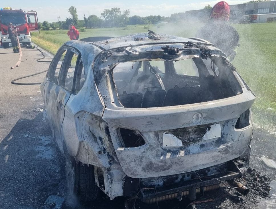 Auto in fiamme sulla provinciale 142 a Pontirolo Nuovo: nessun ferito - Foto