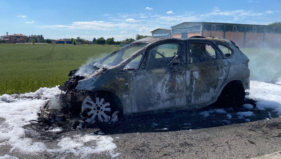 Auto in fiamme sulla provinciale 142 a Pontirolo Nuovo: nessun ferito - Foto