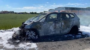 Auto in fiamme sulla provinciale 142 a Pontirolo Nuovo: nessun ferito - Foto