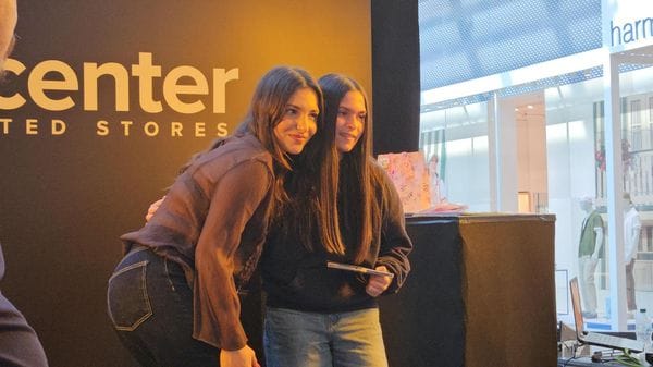 Dalle radici bergamasche al successo ad «Amici»: Caterina Lumina incontra i fan a Oriocenter - Foto e video