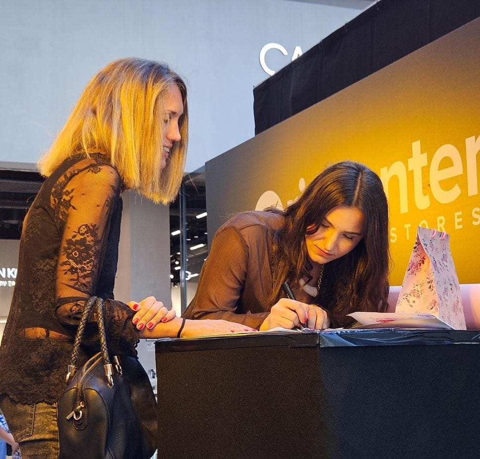 Dalle radici bergamasche al successo ad «Amici»: Caterina Lumina incontra i fan a Oriocenter - Foto e video
