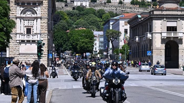 https://storage.ecodibergamo.it/media/photologue/2026/5/17/photos/cache/distinguished-gentlemans-ride-per-le-strada-di-bergamo-foto_eacc0d0c-51e5-11f1-8a17-05a528923769_1920_1080_v3_large_16_9.jpeg