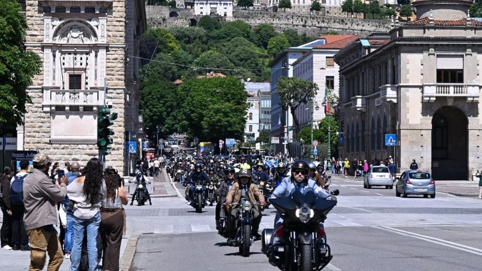 «Distinguished Gentleman’s Ride» per le strada di Bergamo - Foto