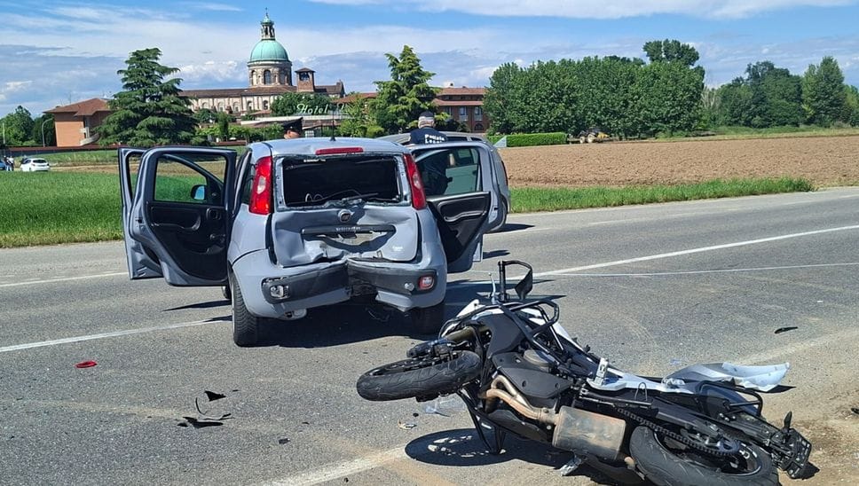 Moto contro auto a Misano, grave un 20enne. Chiusa la Rivoltana