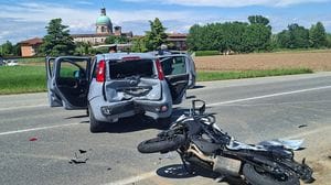Moto contro auto a Misano, grave un 20enne. Chiusa la Rivoltana