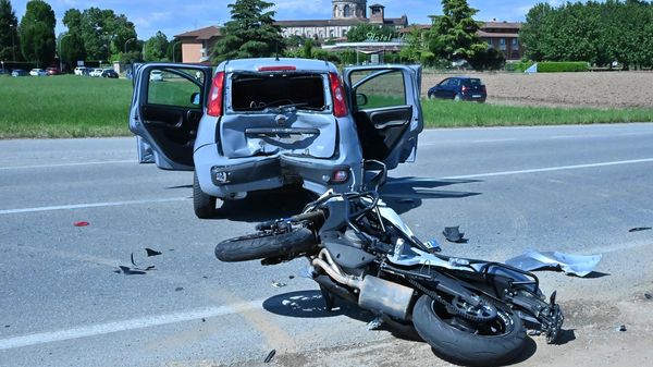 Moto tampona auto sulla Rivoltana Gravissimo motociclista di vent’anni