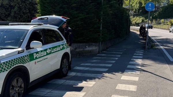 Turista in bici travolto da moto, attraversava verso la ciclopedonale