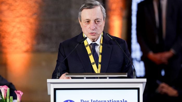 https://storage.ecodibergamo.it/media/photologue/2026/5/18/photos/cache/draghi-e-stiglitz-applauditi-ma-ignorati_2af2391e-523c-11f1-b514-8a92e8256881_1920_1080_v3_large_16_9.jpg