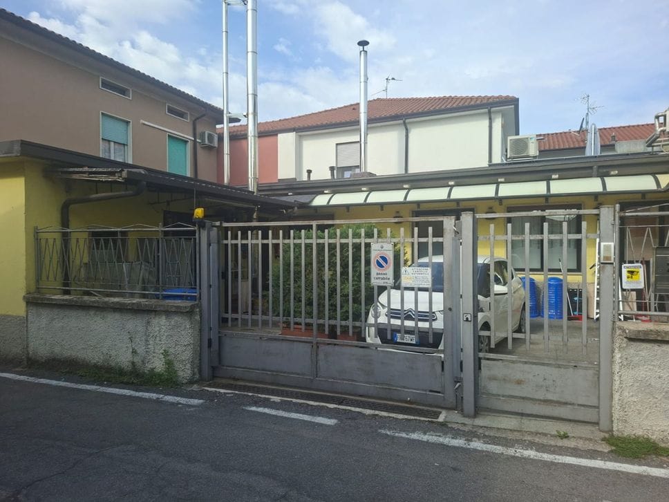 Urgnano, sorprende il ladro in pizzeria: trascinato dall’auto per una quarantina di metri