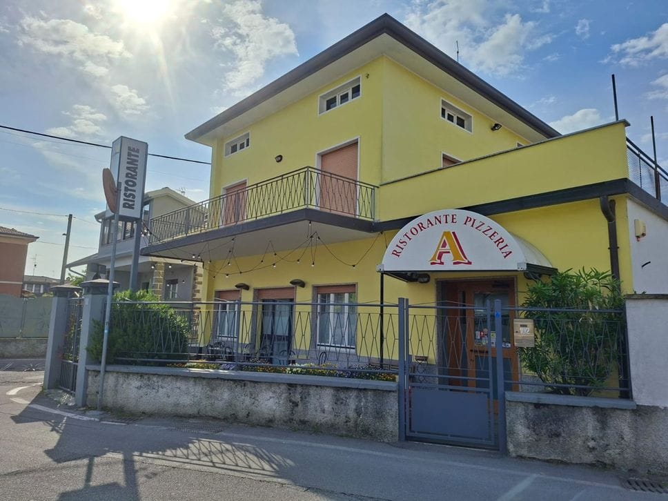 Urgnano, sorprende il ladro in pizzeria: trascinato dall’auto per una quarantina di metri