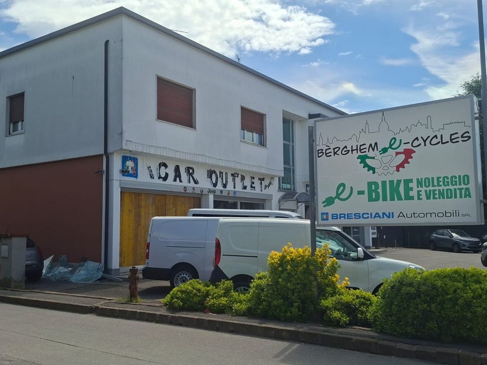 Urgnano, sorprende il ladro in pizzeria: trascinato dall’auto per una quarantina di metri. E da Bresciani spariscono le e-bike