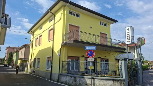 Urgnano, sorprende il ladro in pizzeria: trascinato dall’auto per una quarantina di metri