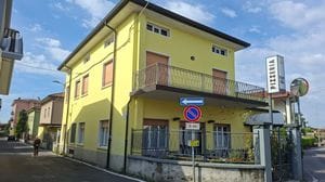 Urgnano, sorprende il ladro in pizzeria: trascinato dall’auto per una quarantina di metri. E da Bresciani spariscono le e-bike