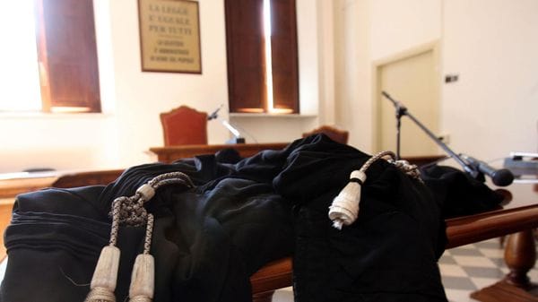 Aggredisce la moglie e ferisce il figlio che la difendeva