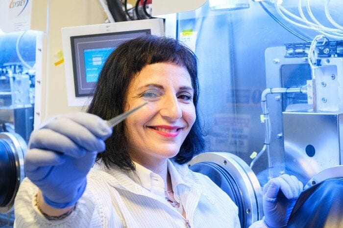 Celle solari invisibili trasformano le finestre in generatori d'energia