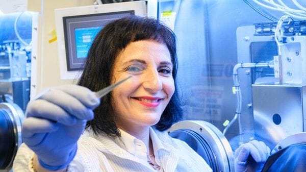 Celle solari invisibili trasformano le finestre in generatori d'energia