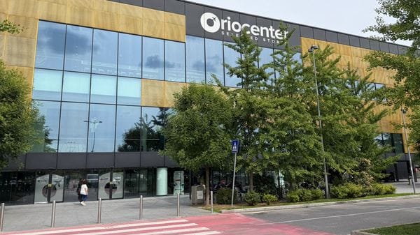 Furto all’Oriocenter: si calano dal tetto e rubano il fondo cassa di due attività