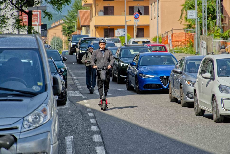 Monopattini, consegnati 300 «targhini». Molti ancora senza: già le prime 6 multe