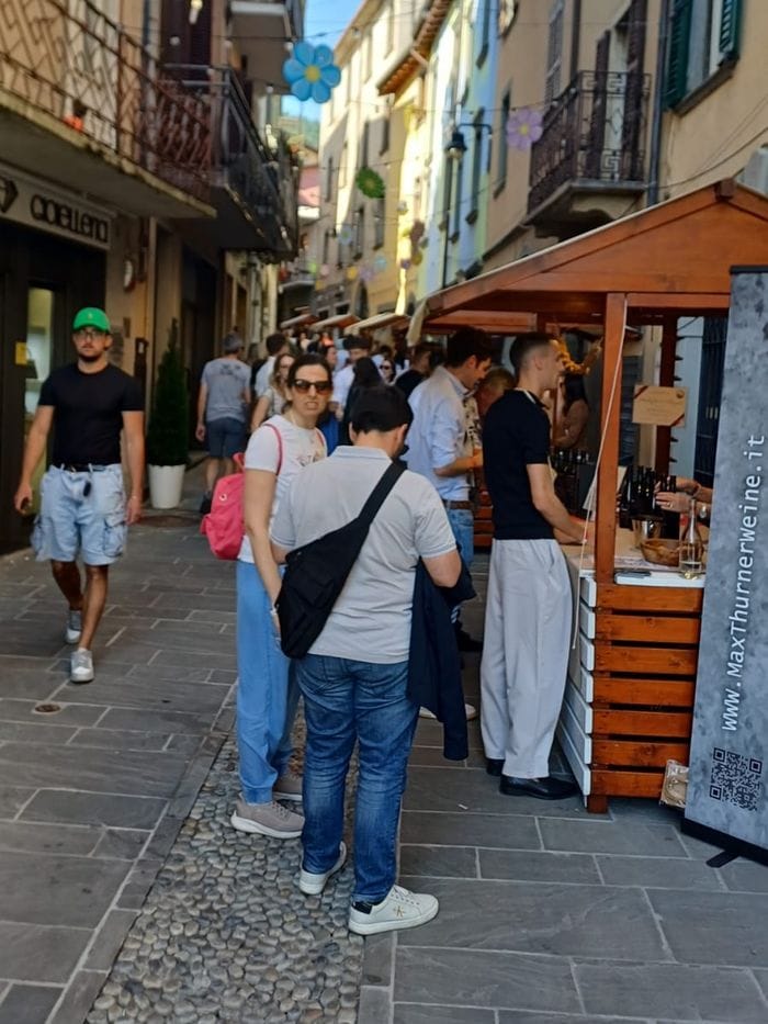 A Sarnico pienone per «Un lago di vino»