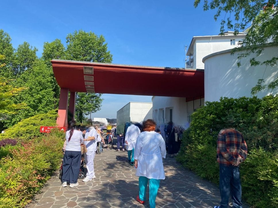 Principio d’incendio al policlinico San Marco: allarme terminato, pazienti rientrati - Foto e video