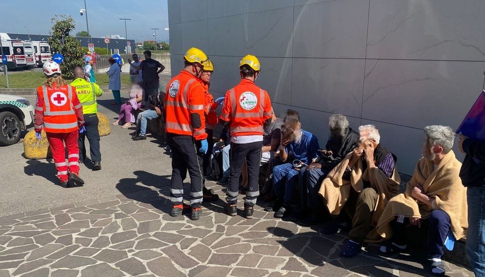 Principio d’incendio al policlinico San Marco: allarme terminato, pazienti rientrati - Foto e video