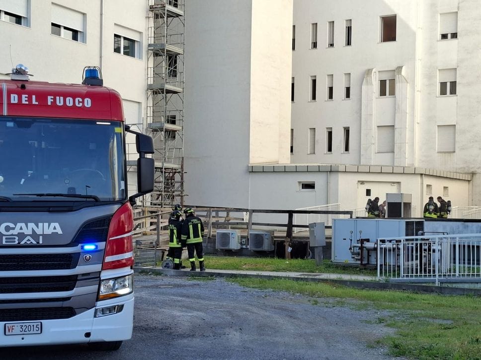 Principio d’incendio al policlinico San Marco: allarme terminato, pazienti rientrati - Foto e video