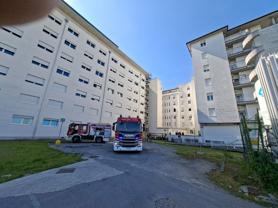 Principio d’incendio al policlinico San Marco: allarme terminato, pazienti rientrati - Foto e video