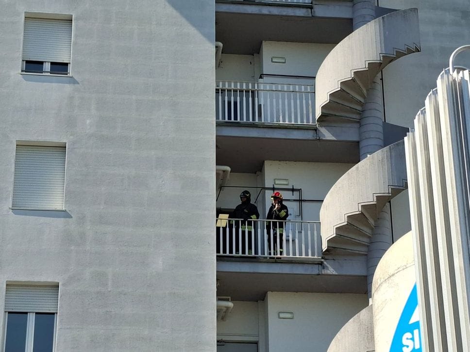 Principio d’incendio al policlinico San Marco: allarme terminato, pazienti rientrati - Foto e video