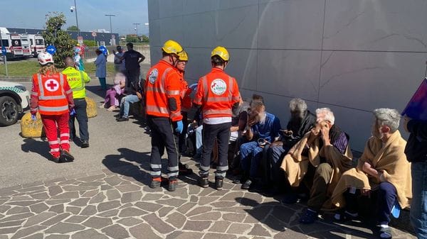 Principio d’incendio al policlinico San Marco, fumo nel sotterraneo: evacuati due reparti, nessun ferito - Foto e video