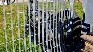 Schianto contro l’inferriata di una ditta a Grassobbio: motociclista grave