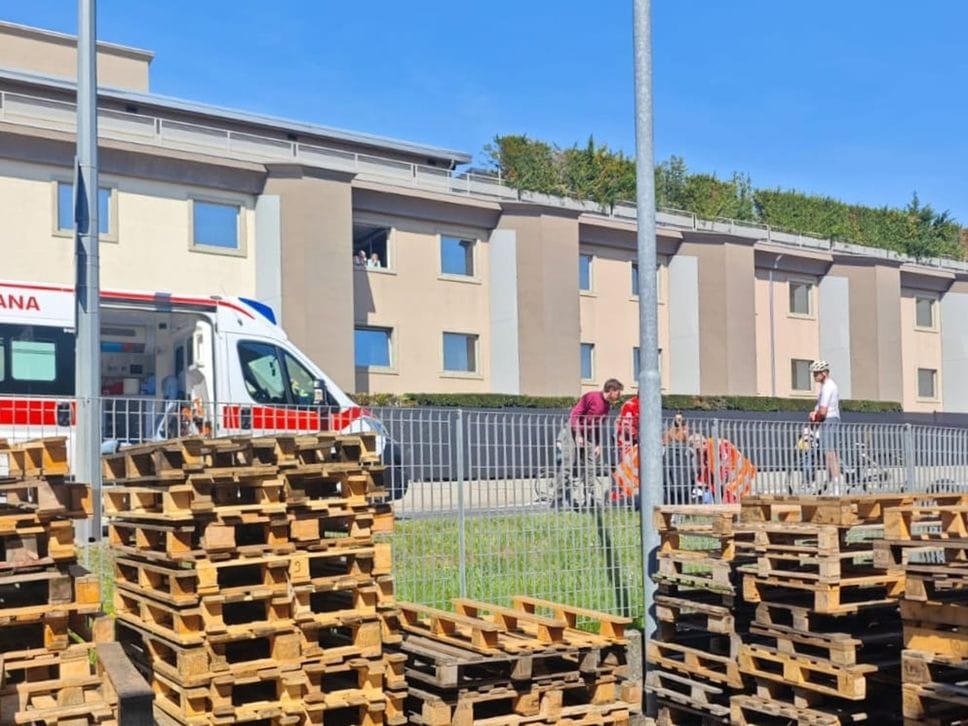 Schianto contro l’inferriata di una ditta a Grassobbio: motociclista grave