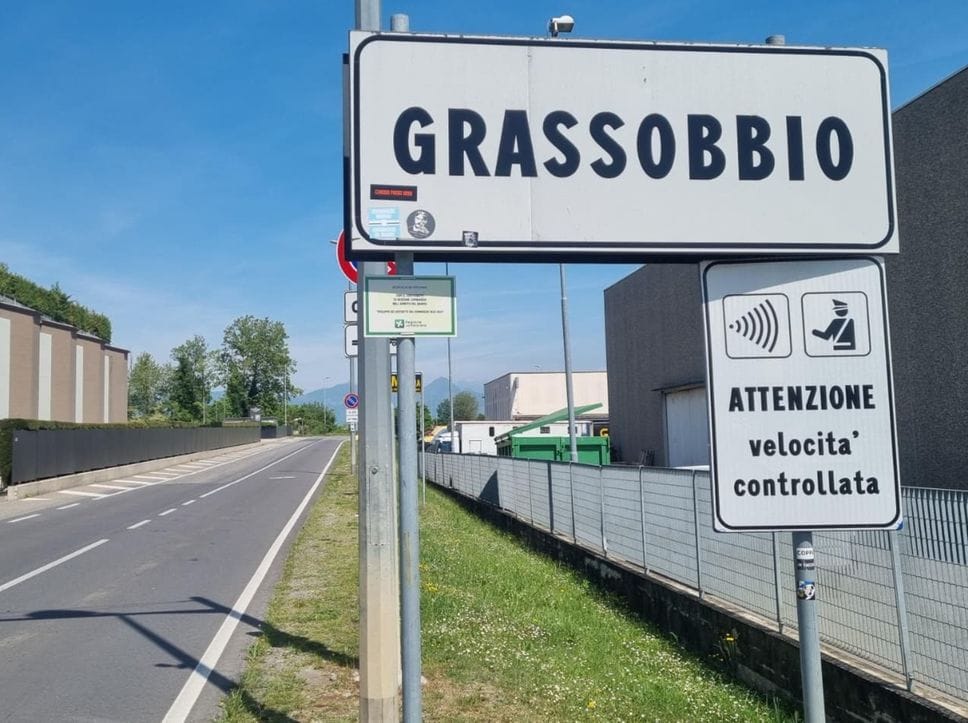 Schianto contro l’inferriata di una ditta a Grassobbio: motociclista grave