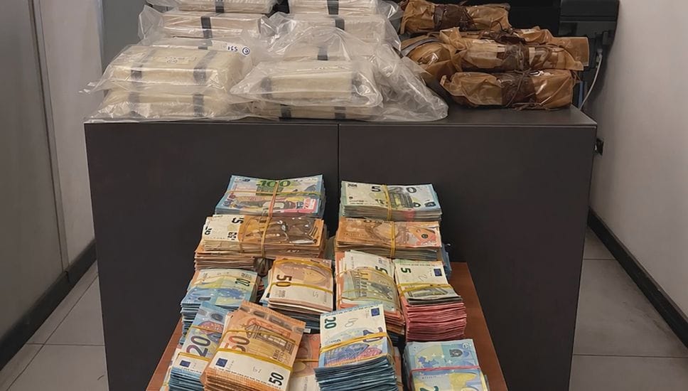 Sequestrati 32 chili di droga e 300mila euro, due arresti a Stezzano